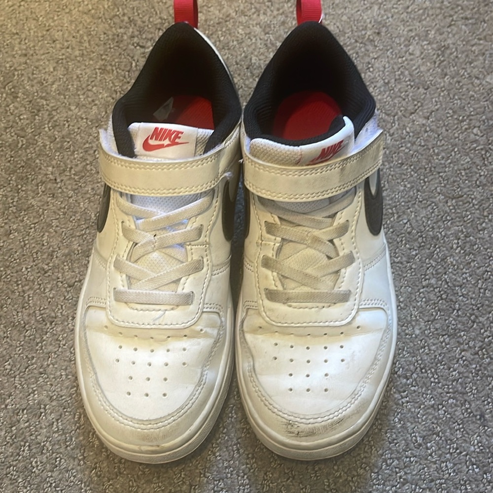 Nike court vision size 2y